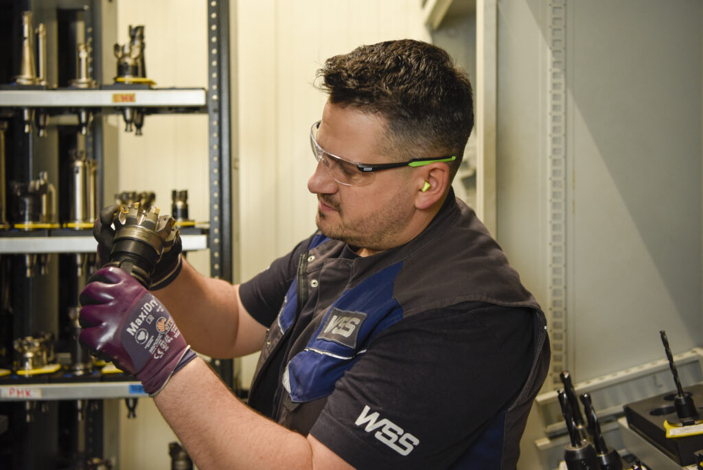 stolzer Mitarbeiter hält einen Aufsatz in der Hand