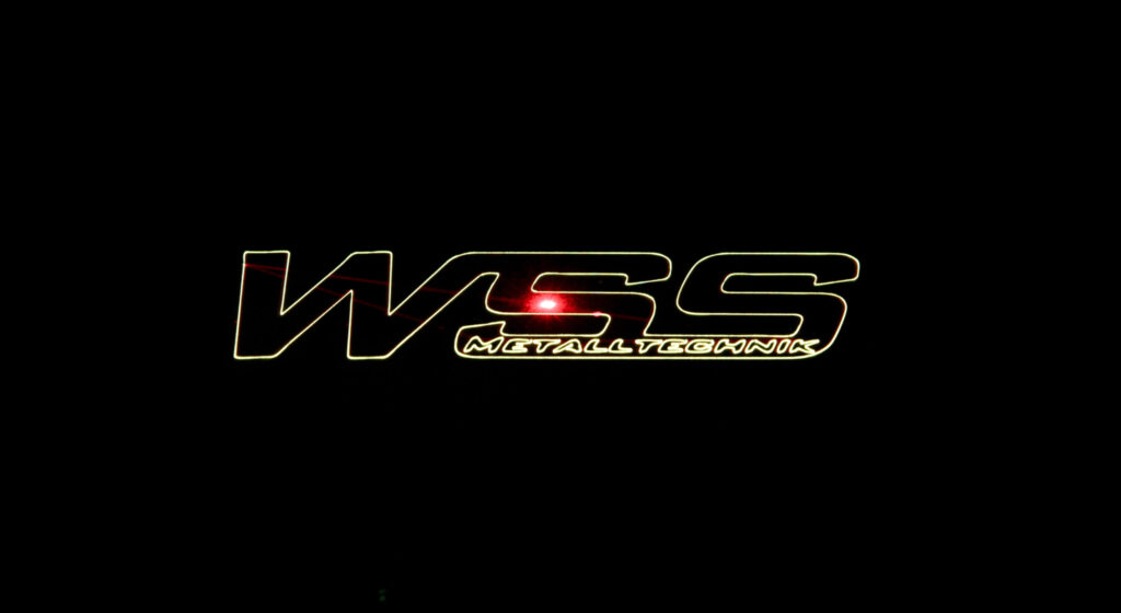 Das Logo von WSS Metalltechnik wird in Metall eingraviert