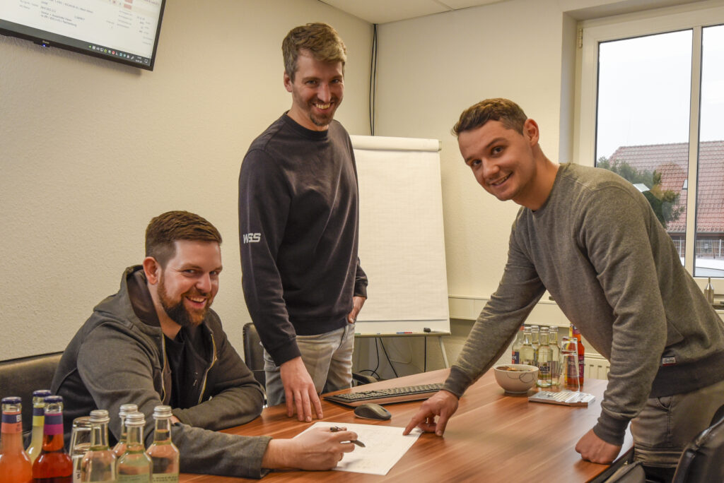 Ein freundliches Beratungsgespräch zum Projektbau bei WSS Metalltechnik